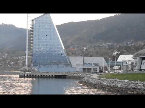 Molde: Hafenausfahrt mit Sicht auf Stadion FK Molde (Norwegischer Fußballmeister)